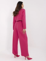 Fuksjowy garnitur z poduszkami na ramionach