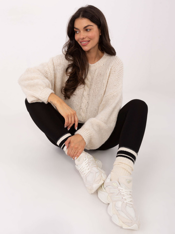 Jasnobeżowy sweter oversize z domieszką wełny