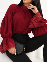 Bordeaux-farbene Bluse mit Bindung am Hals.