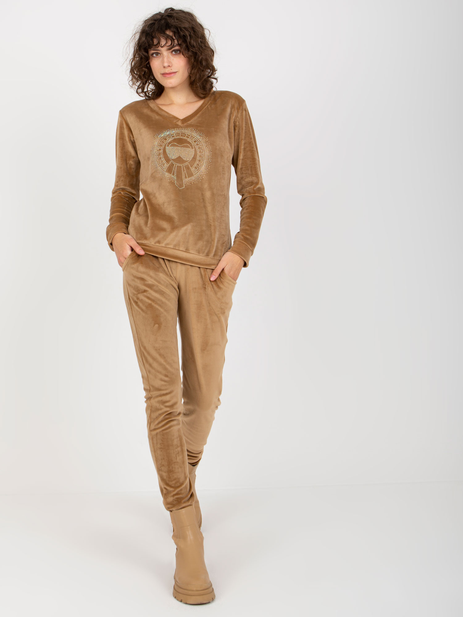 Großhandel Camel Damen V-Ausschnitt Velours Set.