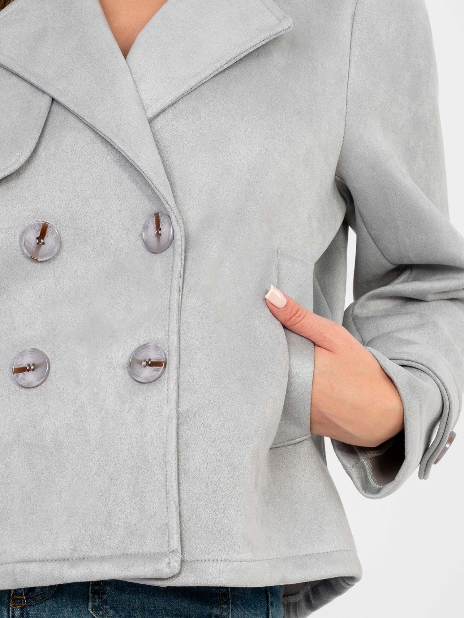 Světlosivý krátký plášť s dvouřadým zapínáním.