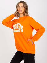 Oranžno-bela brezkapuca majica z natisom.