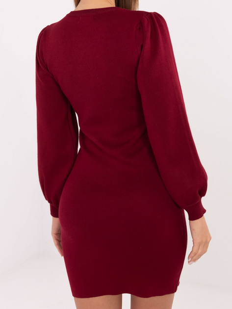 Bordowa dzianinowa sukienka ze złotymi broszkami