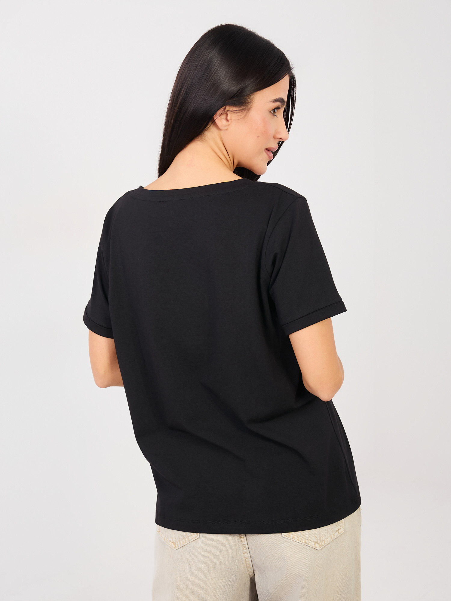 Juodas basic T-shirt su V formos iškirpte RUE PARIS.