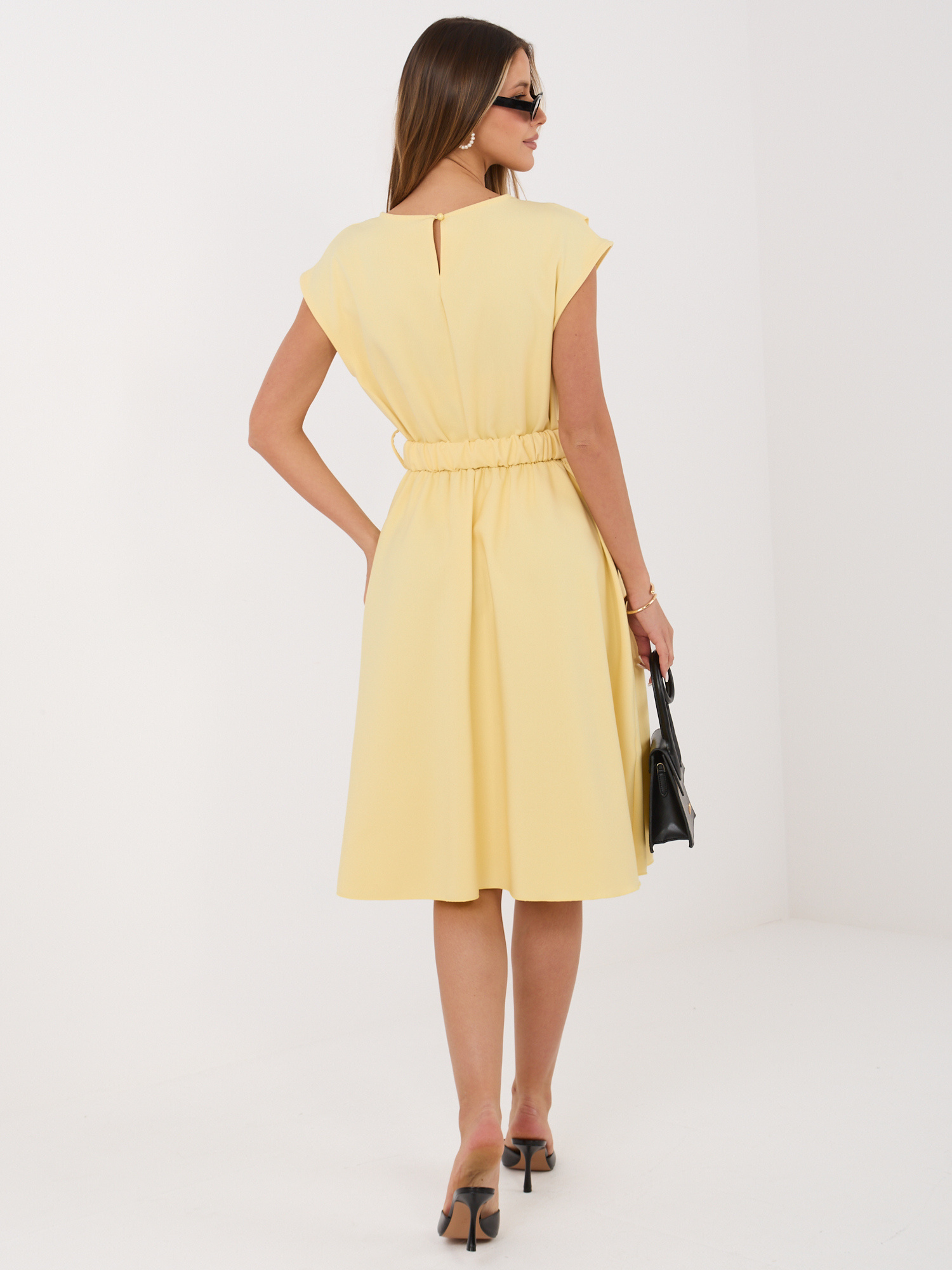 Jasnożółta sukienka z drapowaniem na ramieniu