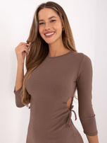 Ciemnobeżowa dopasowana sukienka z wycięciami