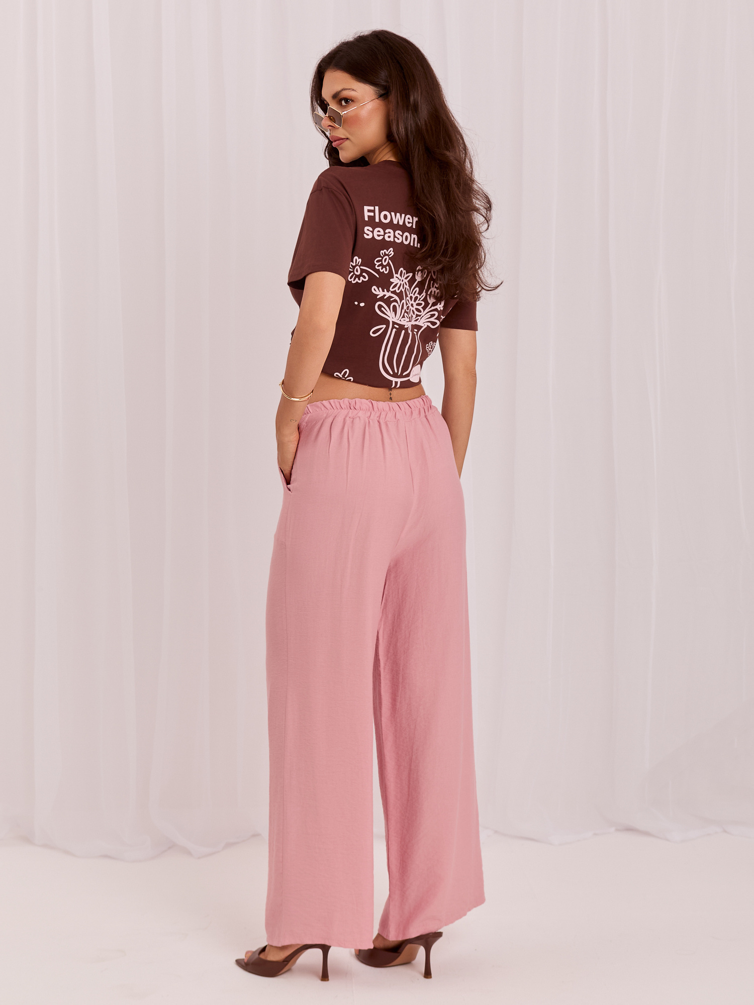 Dirty pink summer trousers made of viscose.