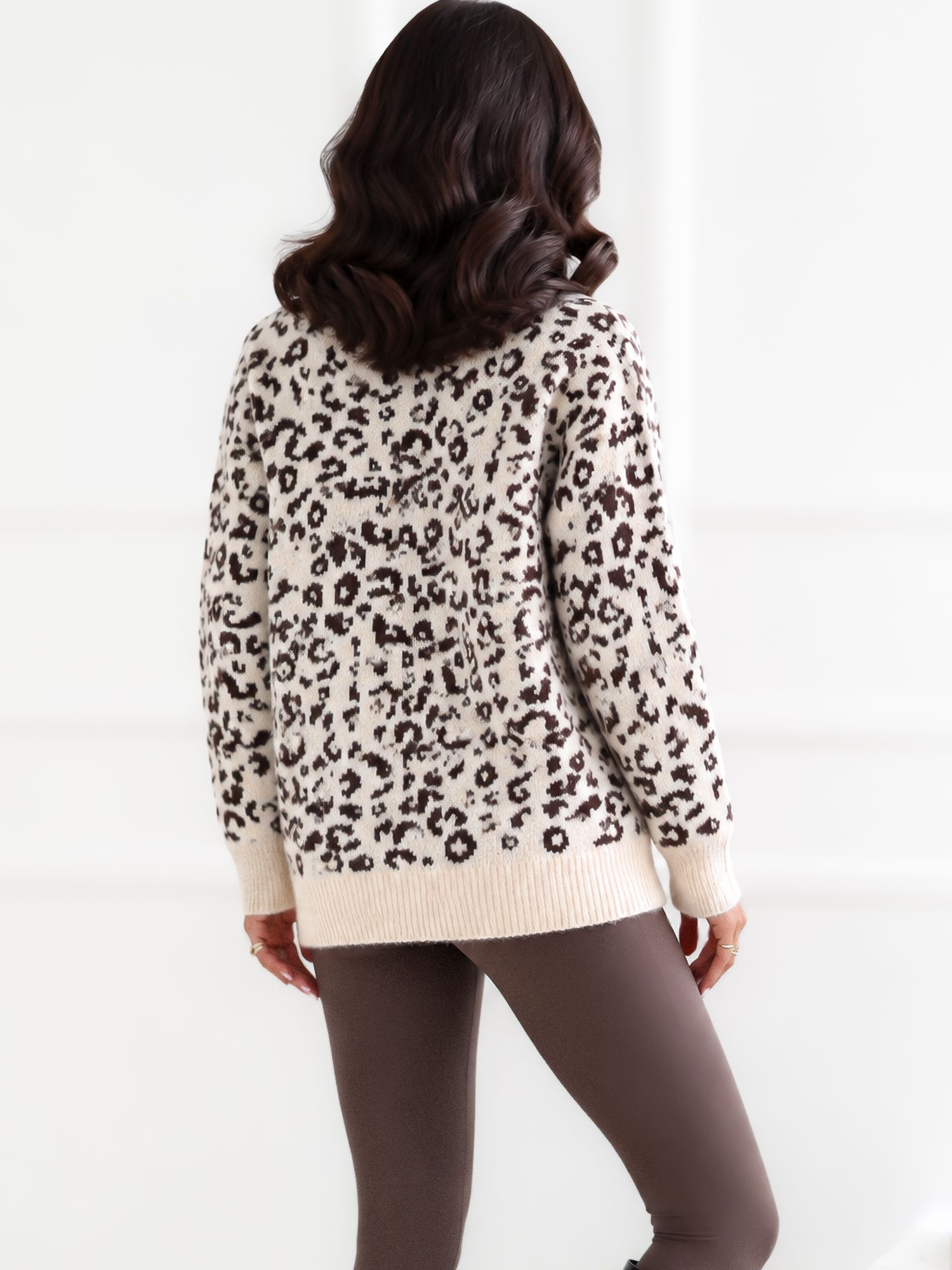 Šviesiai smėlio spalvos moteriškas megztinis su gyvūnų motyvu.