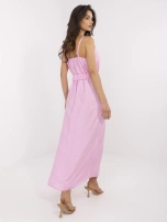 Rosa Kleid mit Rüsche am Dekolleté.