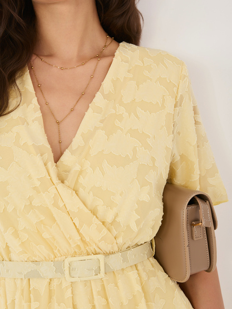 Jasnożółta elegancka sukienka z paskiem