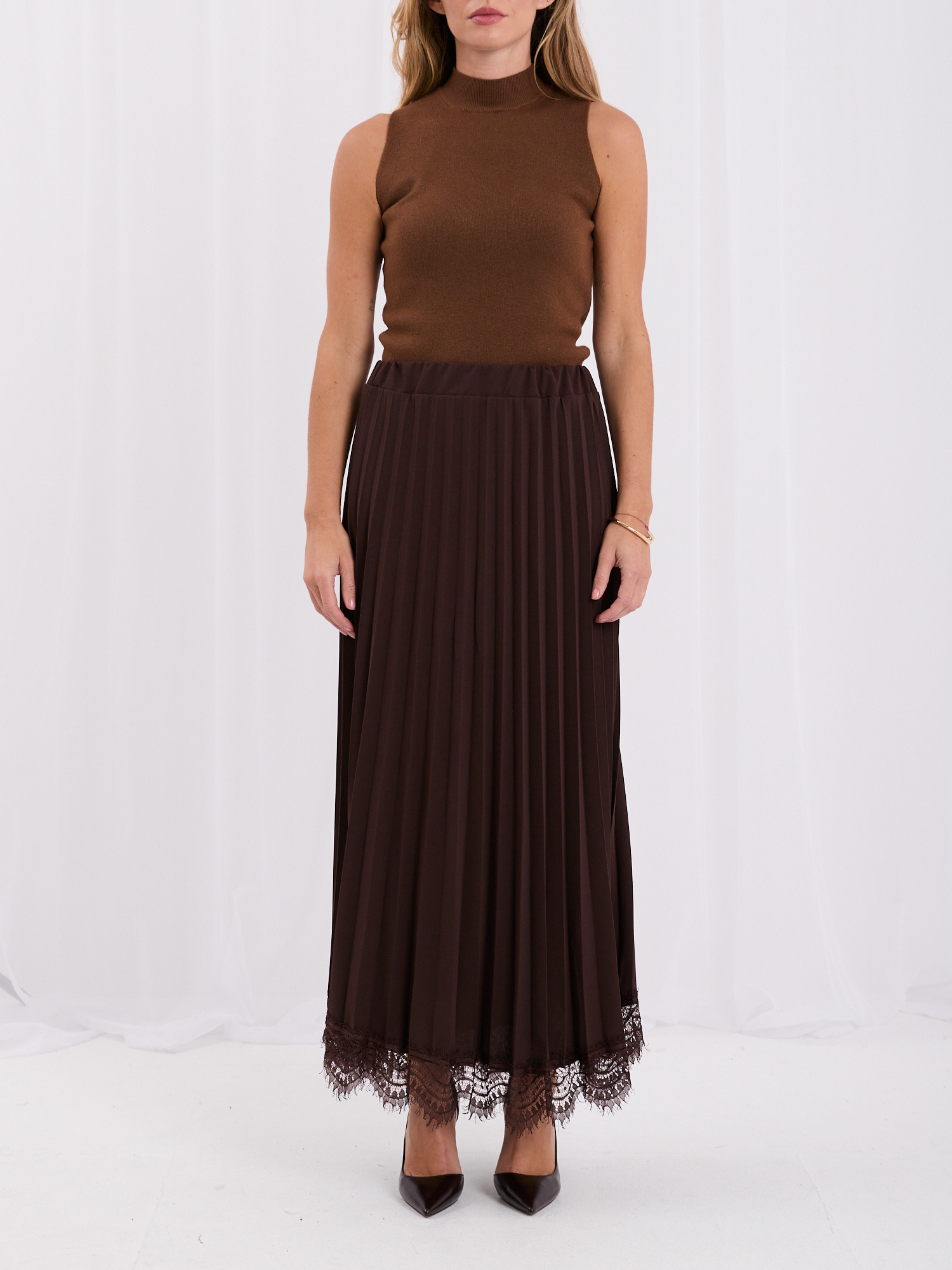 Brown pleated skirt with lace.