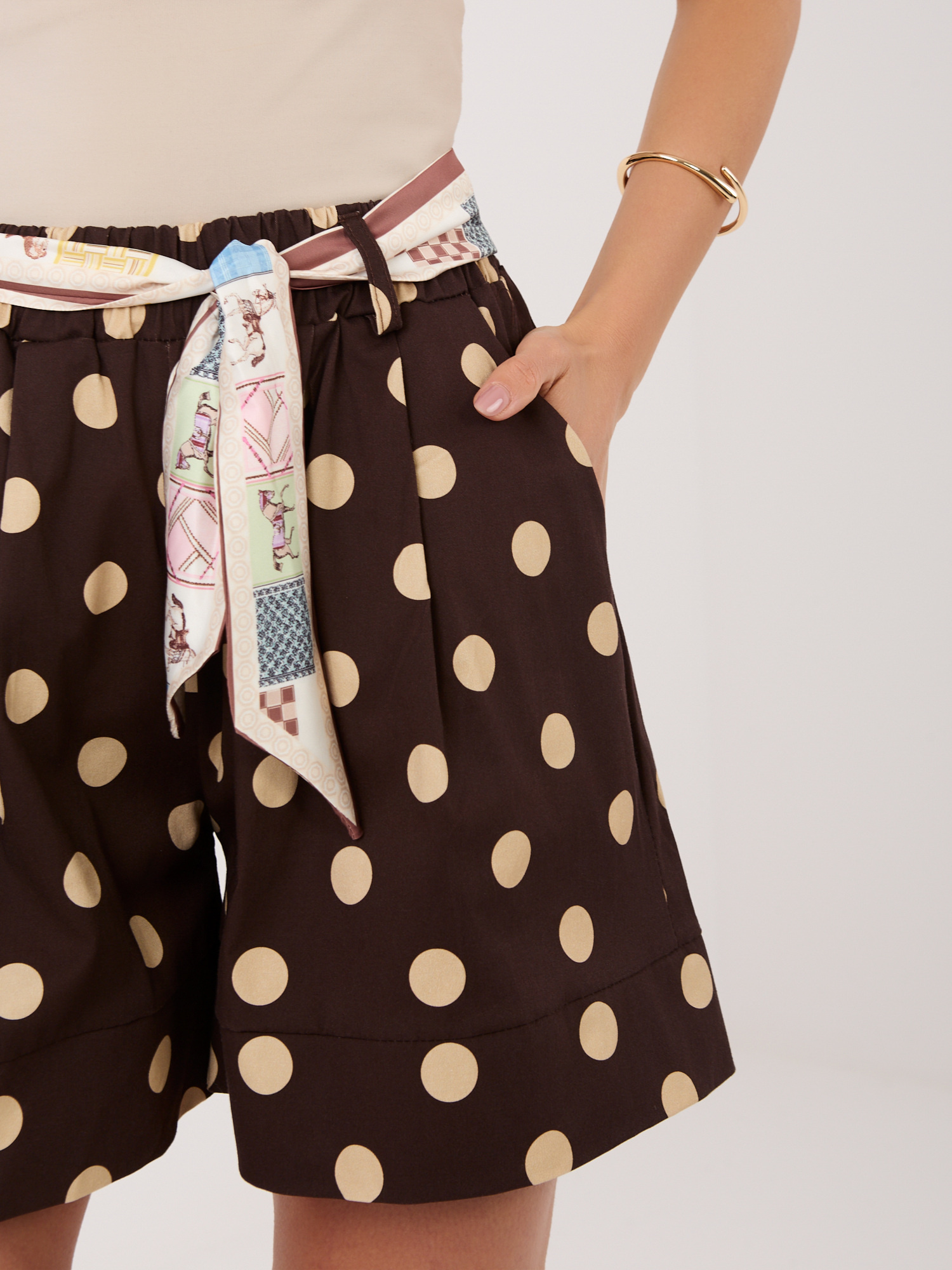 Brązowe letnie szorty z paskiem w stylu apaszki