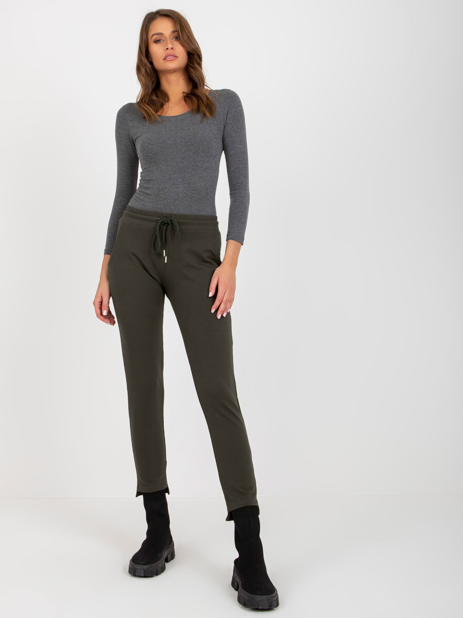 Khaki dresowe spodnie basic z kieszeniami