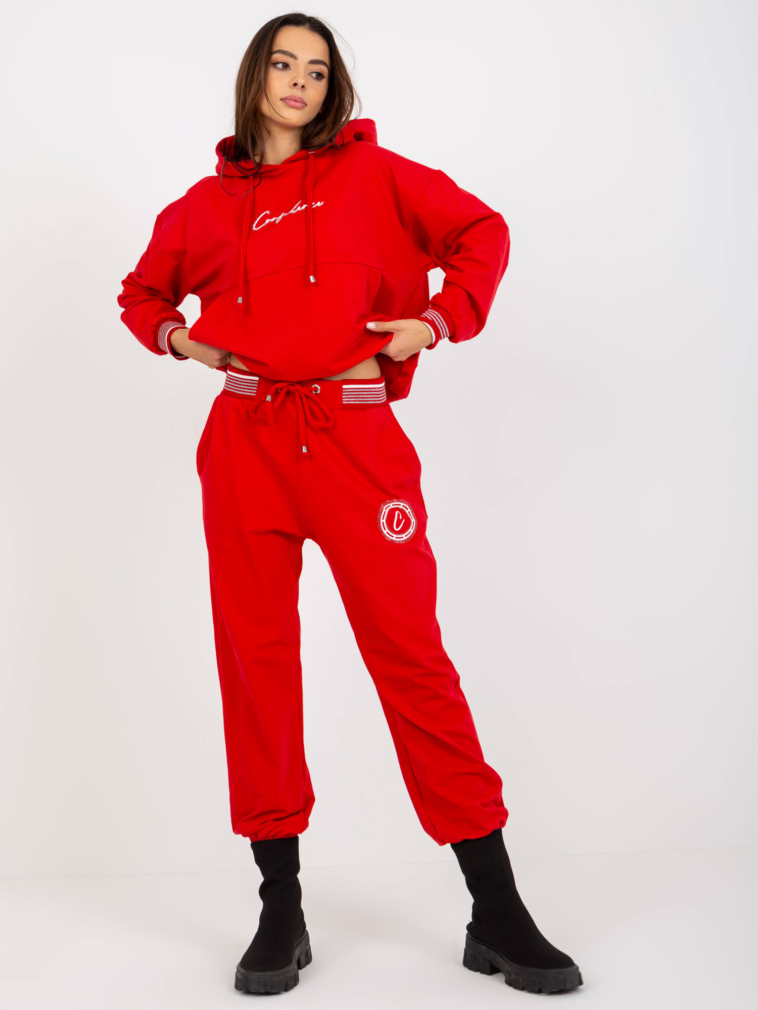 Großhandel Rotes Jogginganzugset mit Kapuzenpullover.