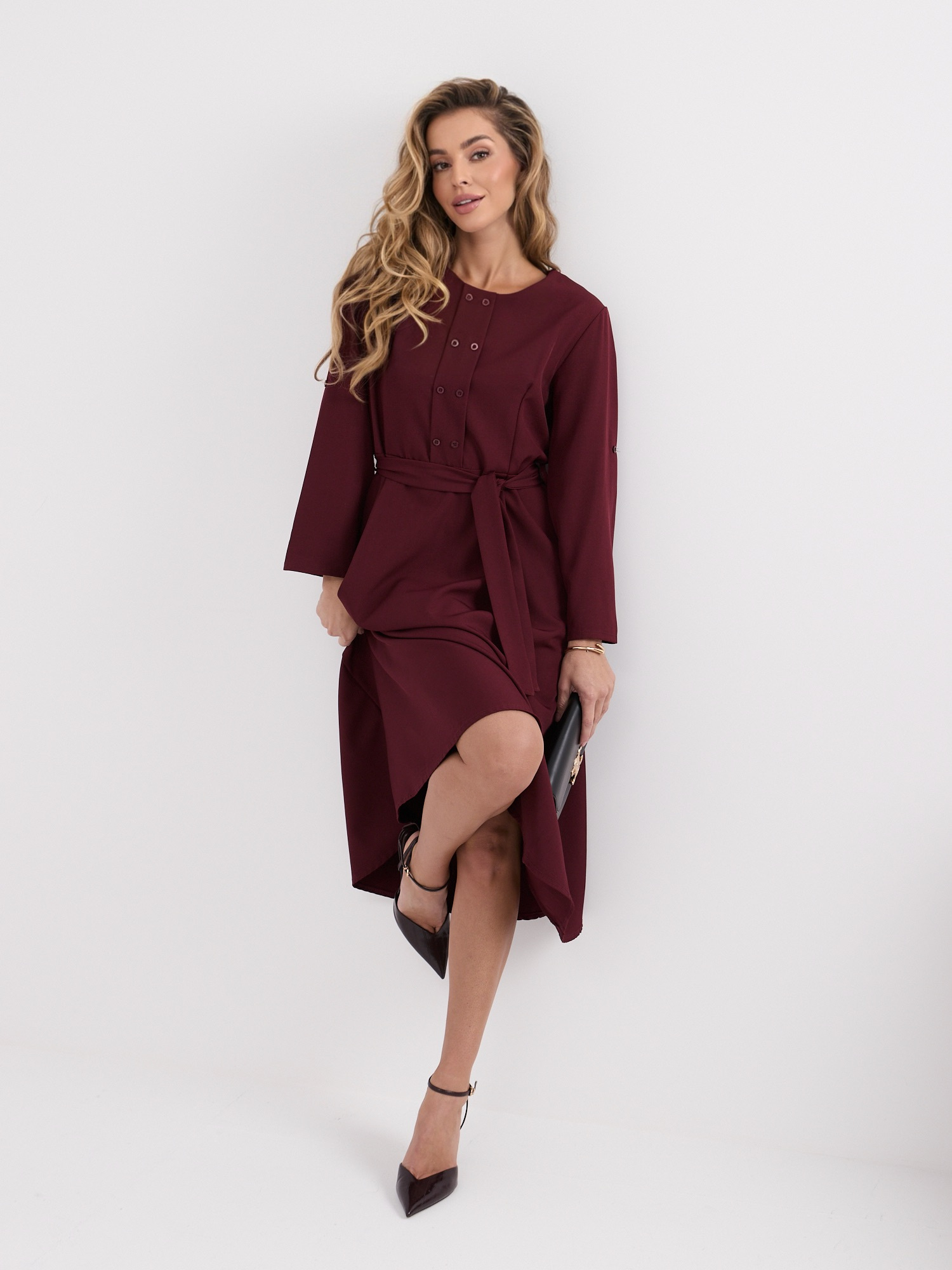 Bordeauxfarbiges elegantes Kleid mit dekorativen Knöpfen.