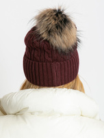 Śliwkowa czapka ze ściągaczem i futrzanym pomponem 