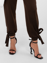 Czekoladowe dresowe spodnie z wiązanymi nogawkami