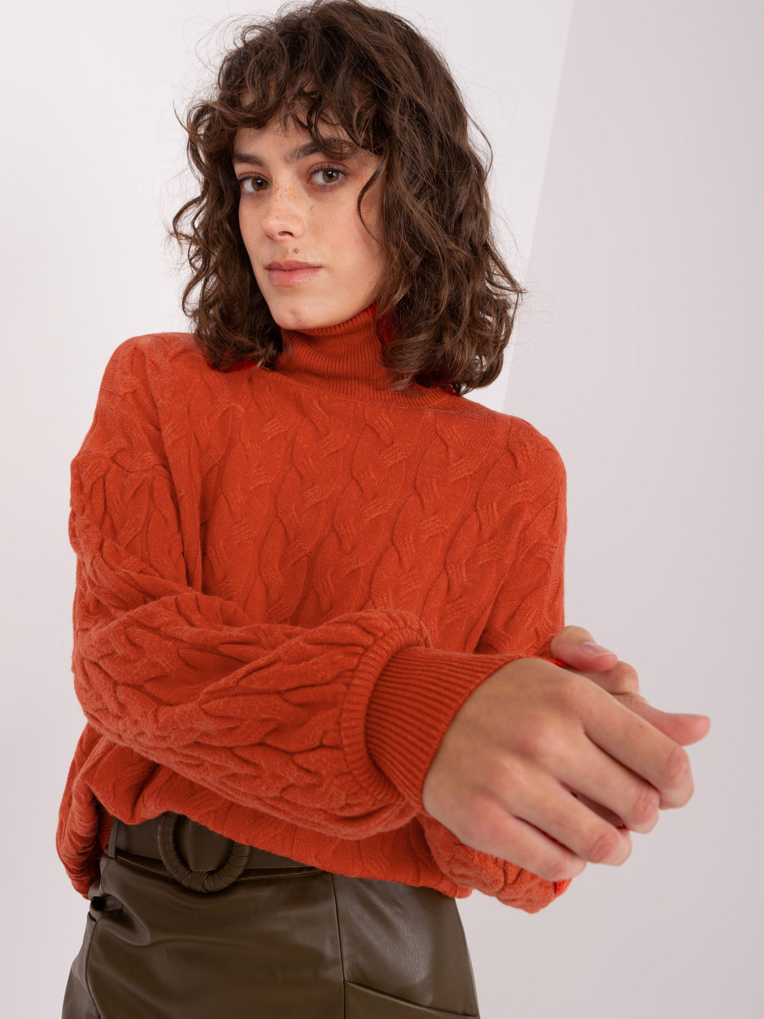 Pomarańczowy sweter golf z warkoczami