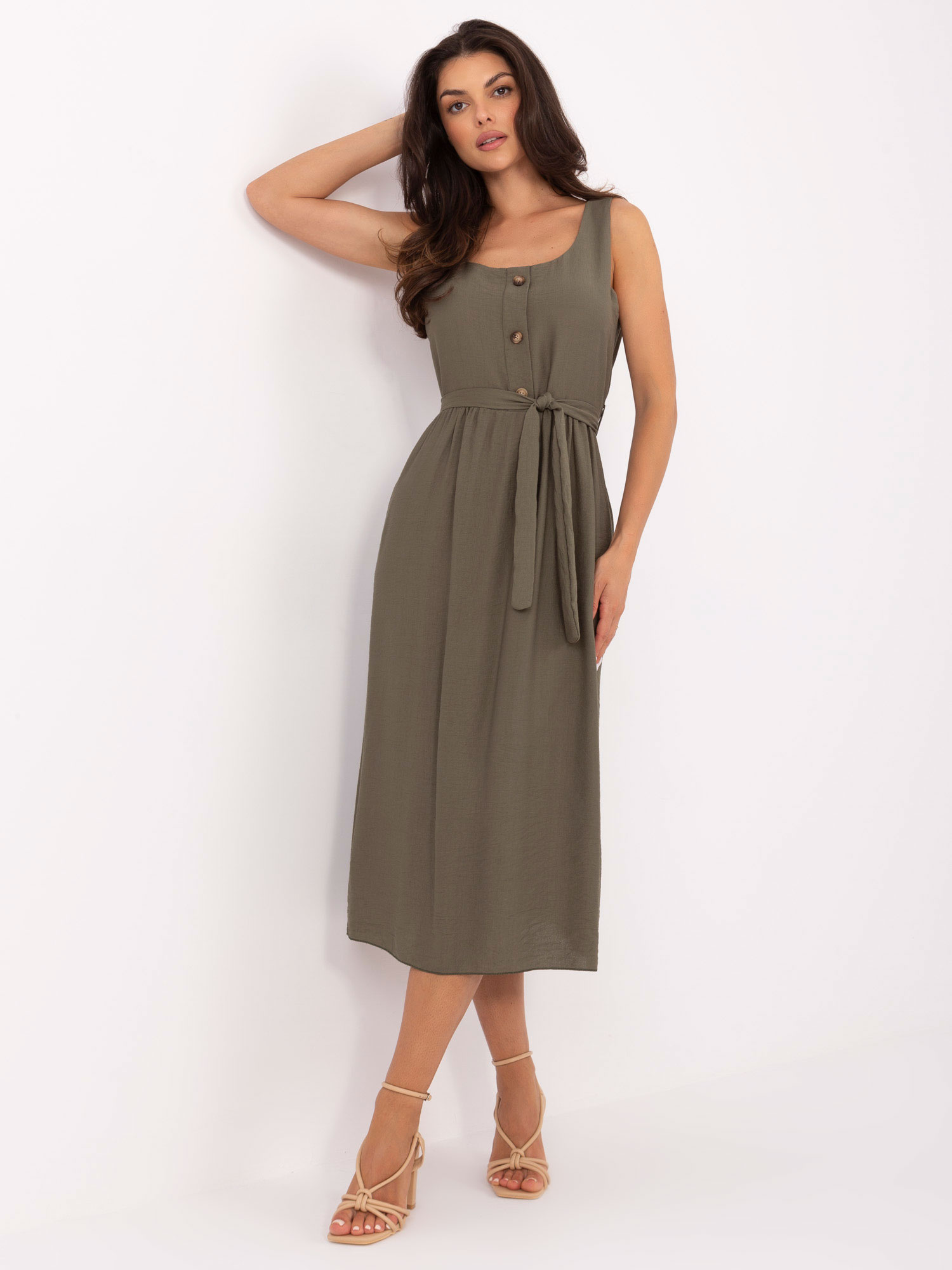 Khaki Sommerkleid mit gebundenem Gürtel.