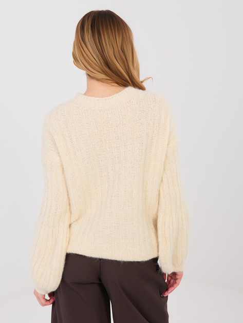 Jasnobeżowy sweter oversize w szeroki prążek