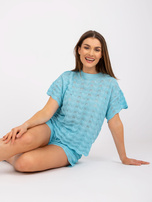 Blaues Sommer-Outfit mit kurzen Ärmeln.