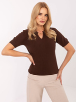 Ciemnobrązowy sweter z ozdobnym łańcuszkiem