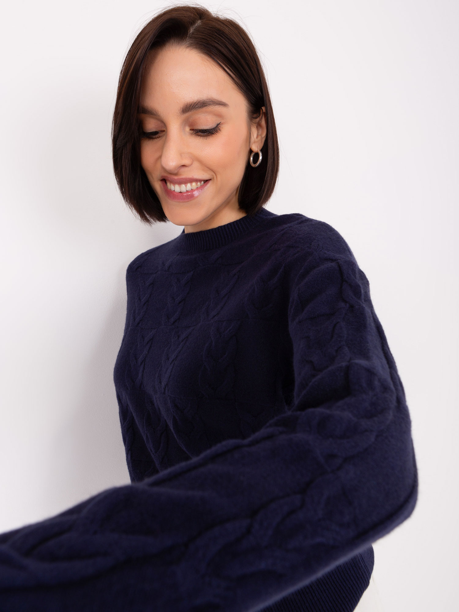 Granatowy sweter z warkoczami o luźnym kroju