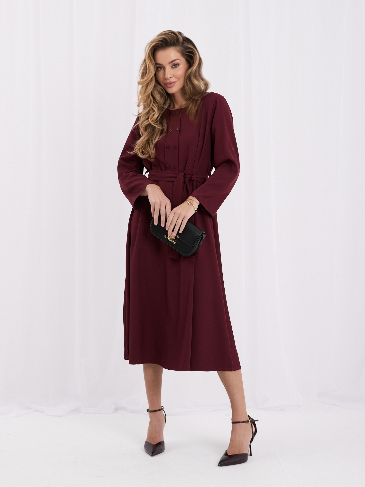 Bordová elegantná šaty s ozdobnými gombíkmi.