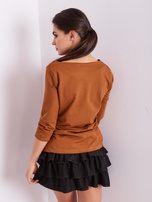 Braune Damenbluse mit Tasche.