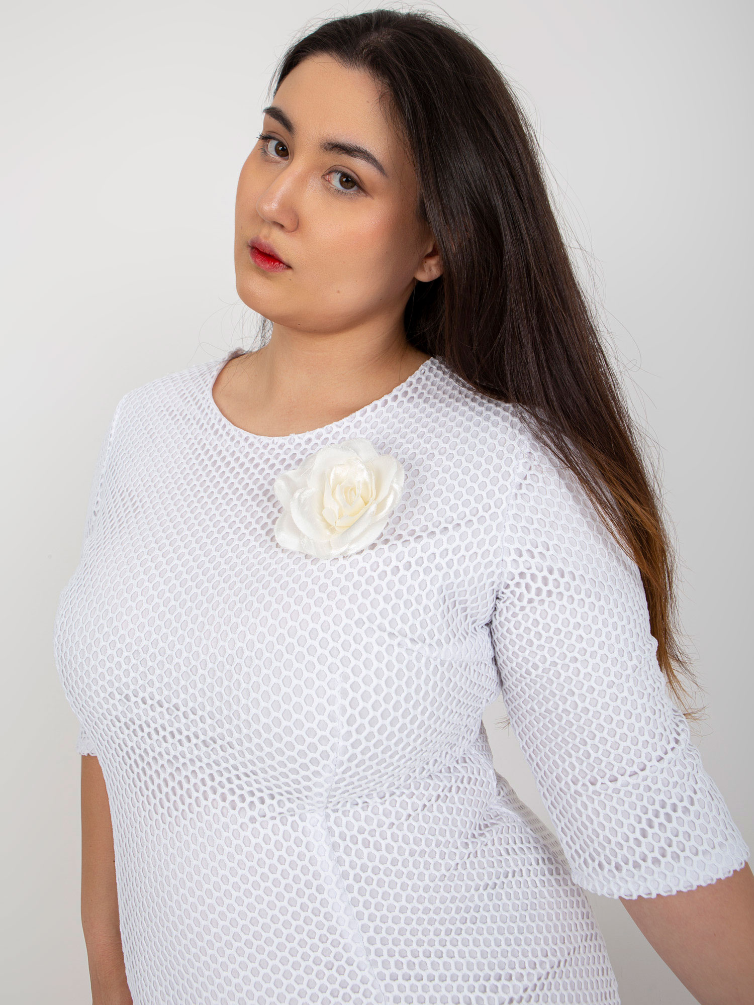 Biała elegancka sukienka plus size z rękawem 3/4