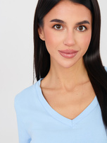 Jasnoniebieski t-shirt basic z dekoltem V RUE PARIS 