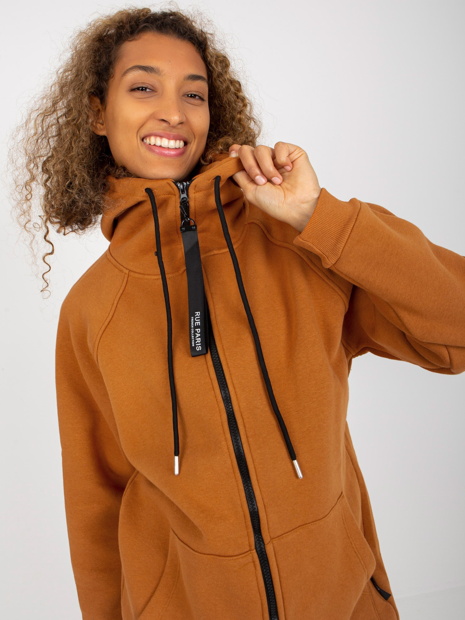 Jasnobrązowa rozpinana bluza basic z kieszeniami RUE PARIS