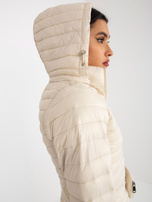 Hurt Jasnobeżowa przejściowa kurtka pikowana z kapturem i torebką 