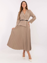 Beige lange Kleid mit Blazer-Oberteil.