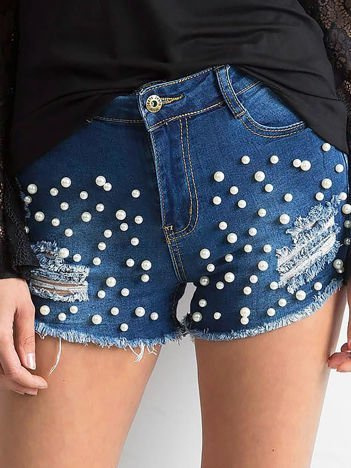 Dunkelblaue Jeansshorts mit Perlen.