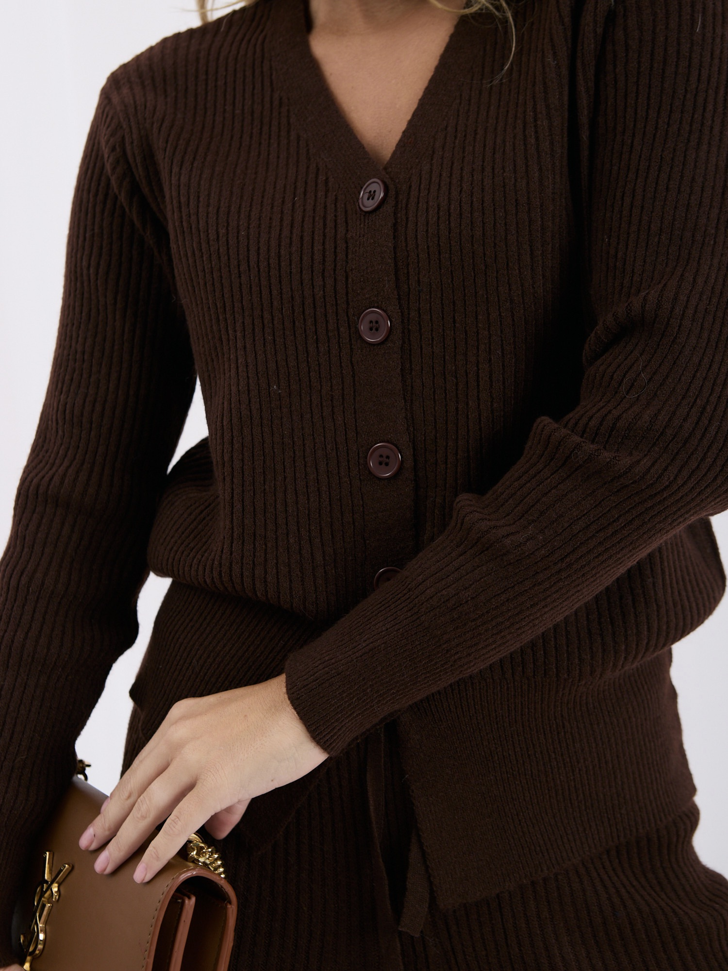 Braunes Sweater-Set mit weit geschnittenen Hosen.