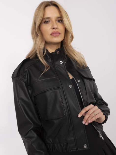 Czarna krótka kurtka z ekoskóry z kieszeniami
