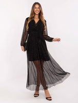 Schwarzes Abendkleid mit gebundenem Gürtel.