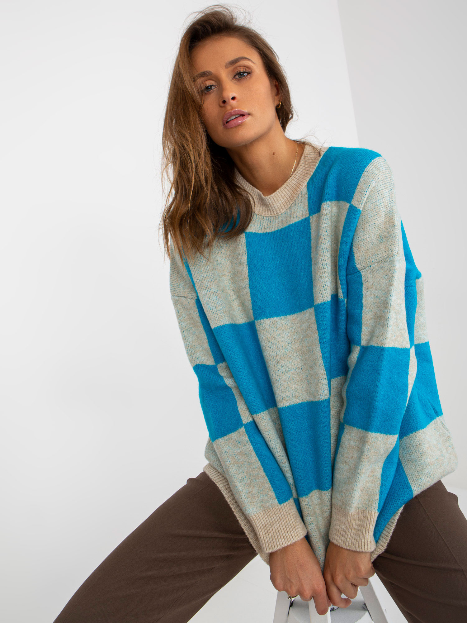 Niebiesko-beżowy damski sweter oversize w kratę