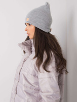Graue Damen Beanie-Mütze.