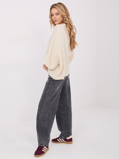 Kremowy sweter boucle z okrągłym dekoltem