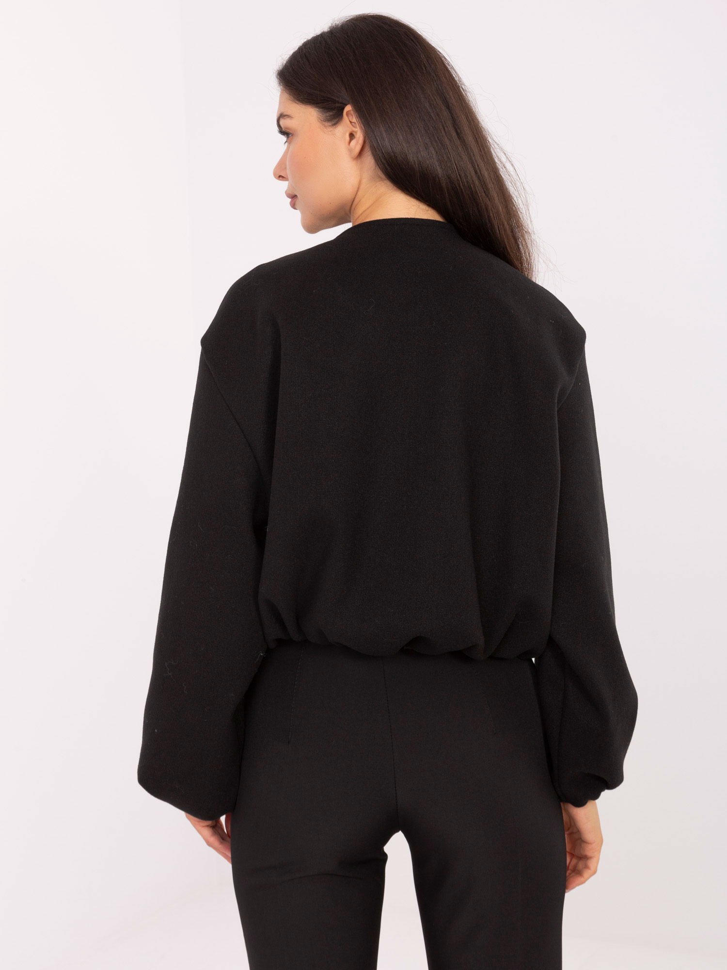 Schwarze Damenballonjacke mit Reißverschluss.