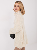 Kremowy sweter boucle o kroju oversize