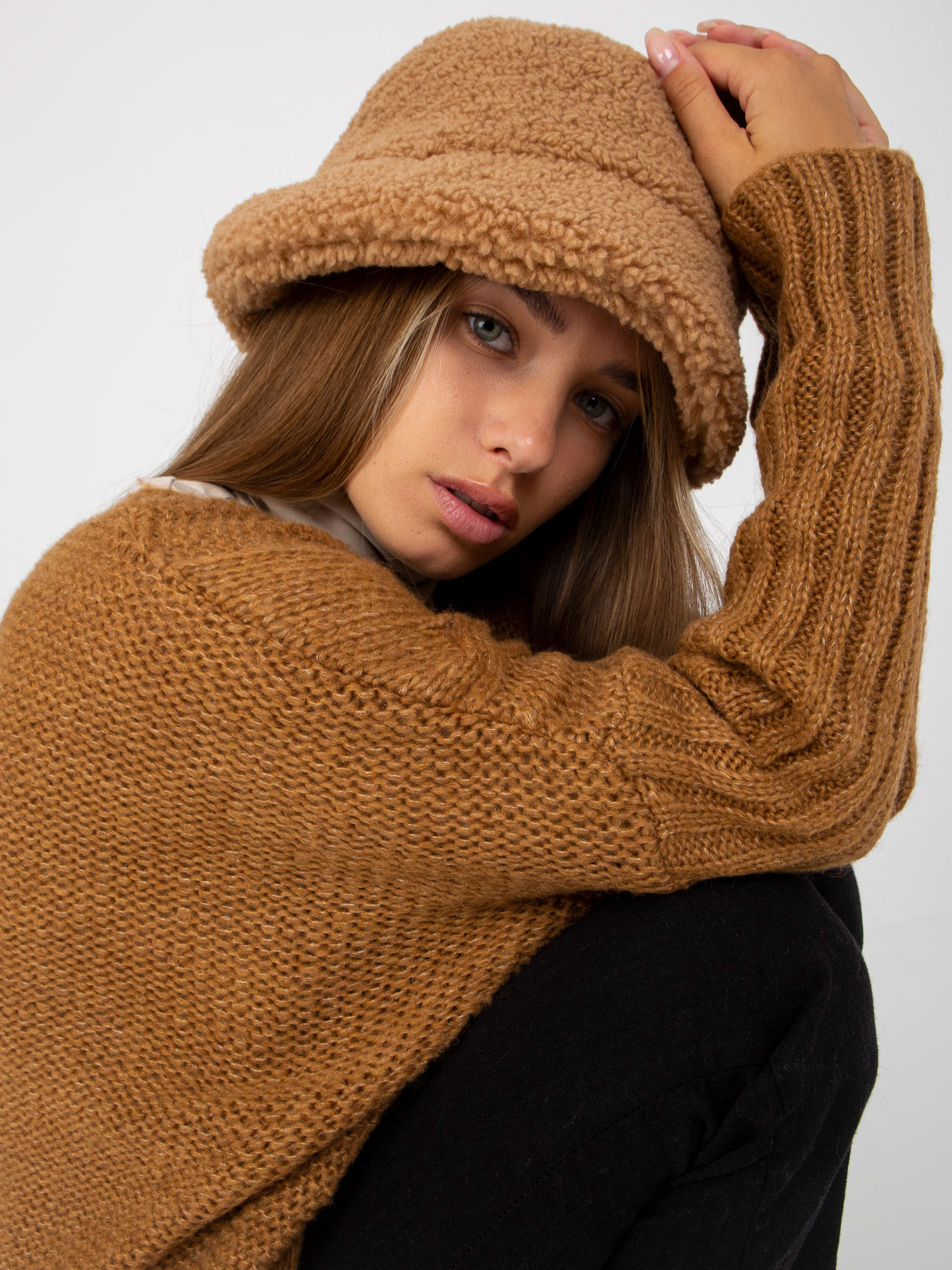 Camelowy sweter oversize z warkoczami OCH BELLA