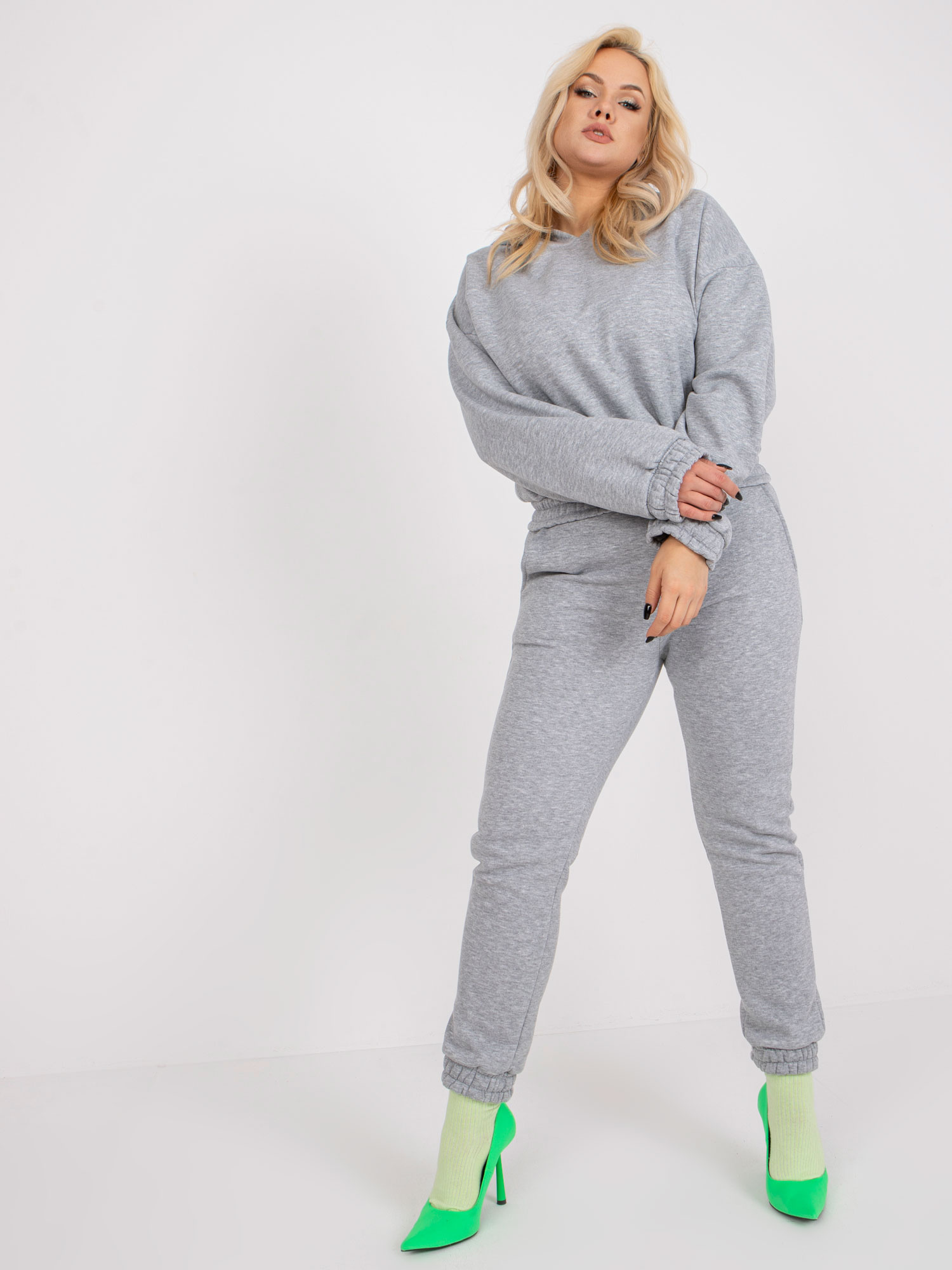 Šedý melírovaný dresový komplet plus size s kapsami.
