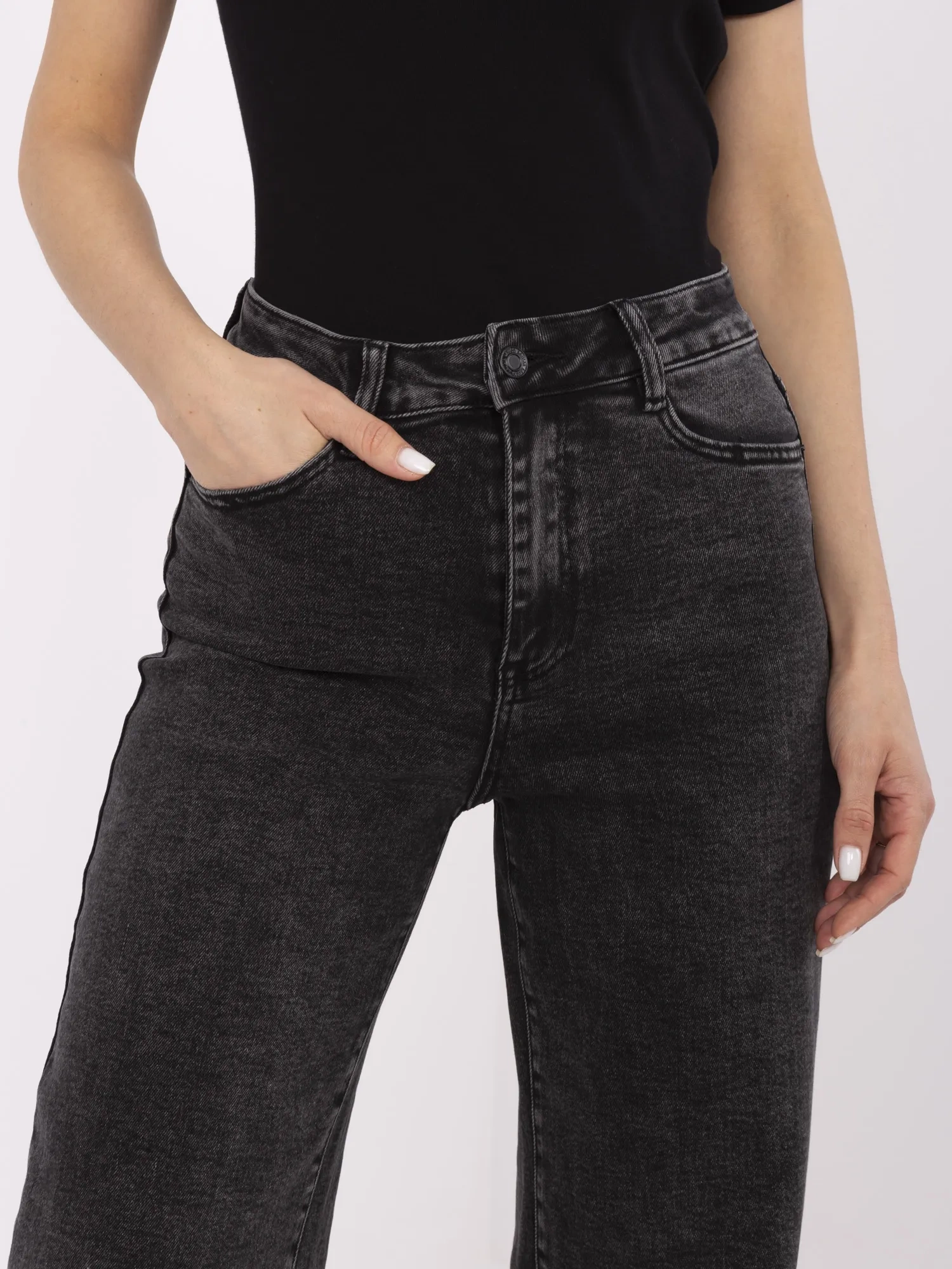 Dunkelgraue lange Jeans im Dad Fit mit geradem Bein.