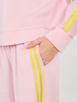 Pastelowy różowy komplet z kontrastowymi lampasami RUE PARIS  