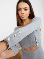 Hurt Graues, figurbetontes Kleid mit dekorativen Knöpfen.