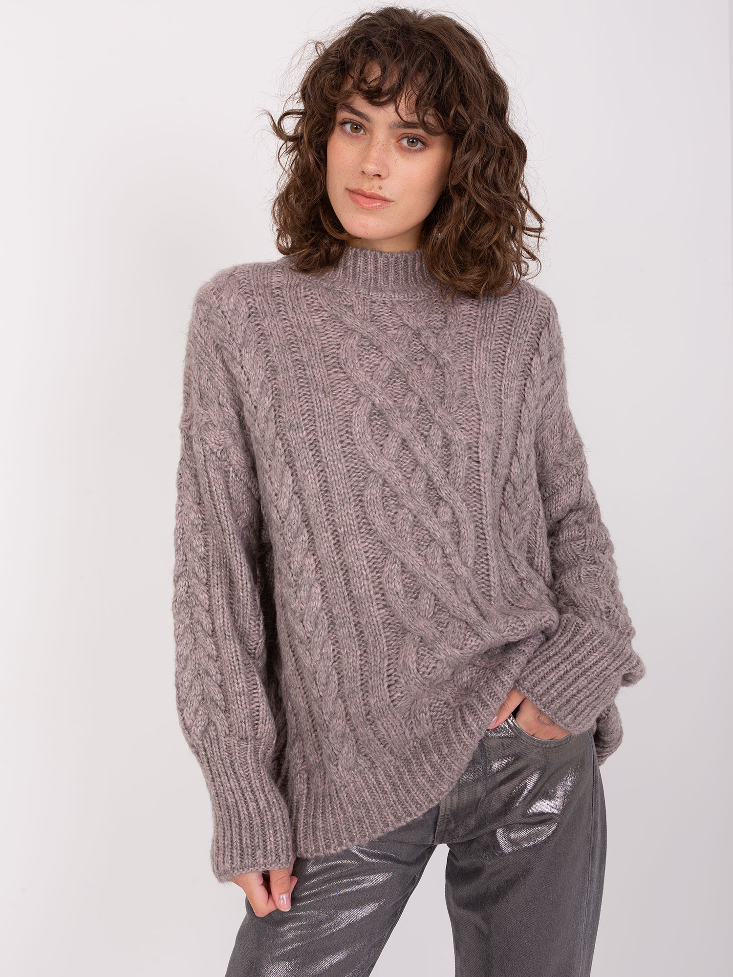 Ciemnoszary damski sweter w warkoczowe sploty