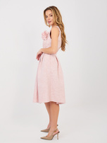 Pastelowa różowa koktajlowa sukienka z broszką RUE PARIS